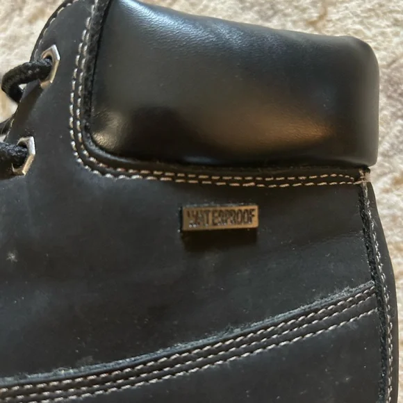 Boys, black waterproof trail guide size 6 boots - Picture 3 of 6